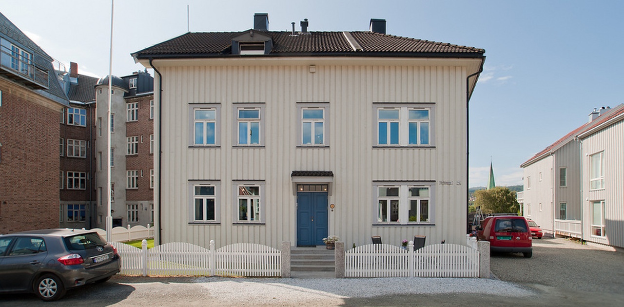 Bygården - leiligheten ligger i 1.etasje (inn blå dør)